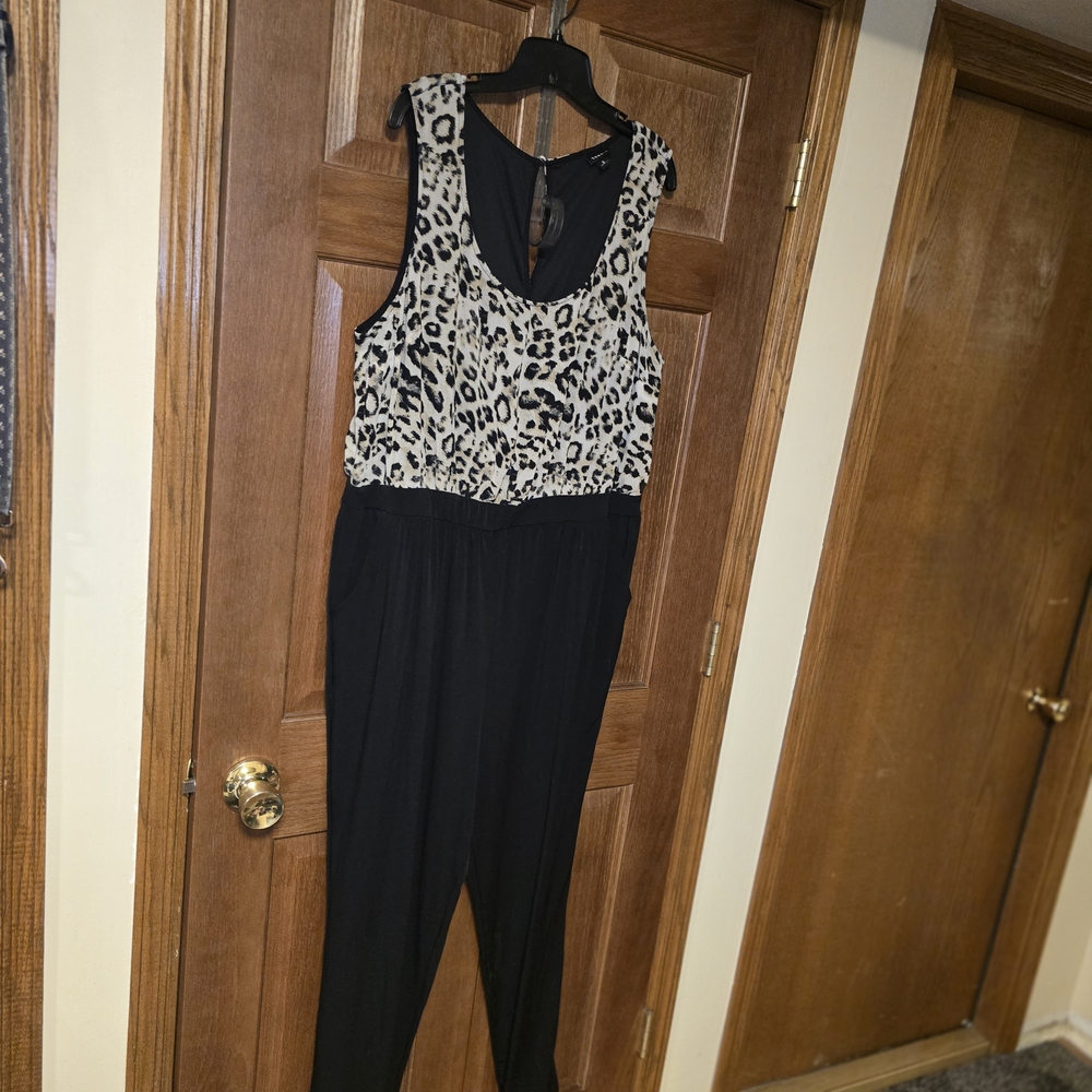 Torrid Leopard Print Jumpsuit with Black Pants - Keyhole Back - Pockets - EUC
